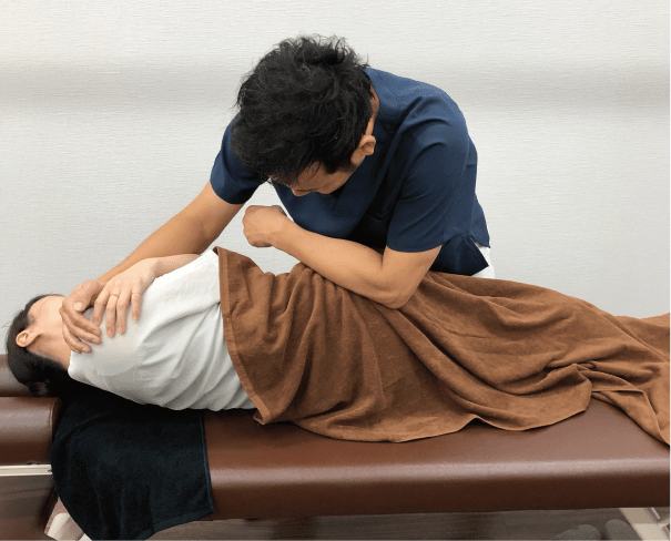 男性スタッフがしっかり施術する様子